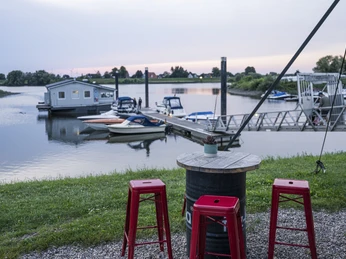 Unsinkable - Woonbootrestaurant op Stover Strand Camping Unsinkbar – Hausboot Restaurant beim Stover Strand CampingUnsinkable - Houseboat restaurant at Stover Strand CampingUnsinkbar - Péniche-restaurant au Stover Strand CampingUnsinkable - Woonbootrestaurant op Stover Strand CampingUnsinkable - Husbådsrestaurant på Stover Strand Camping