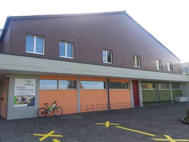 Reinach_Eisbahn_Gruppenunterkunft_Aussenansicht