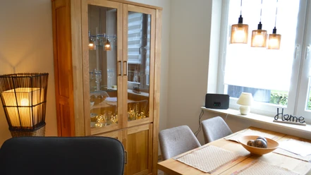 Stijlvolle eethoek in de woonkamer van de Engeo vakantiebungalow
