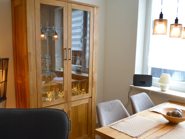 Stillvoller Essbereich im Wohnzimmer des Ferienbungalows Engeo Stilvoller Essbereich im Wohnzimmer des Ferienbungalows Engeo