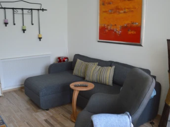 Gezellige slaapbank in de woonkamer van de Engeo vakantiebungalow