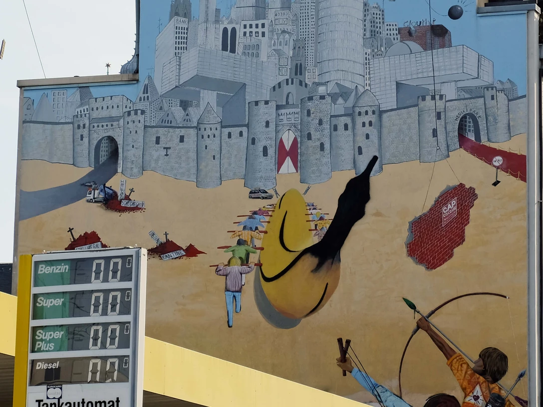 Mural Wandgemälde mit surrealen Stadtansichten, gotischen Türmen und Banane in Köln.Murals with surreal cityscapes, gothic towers and bananas in Cologne.