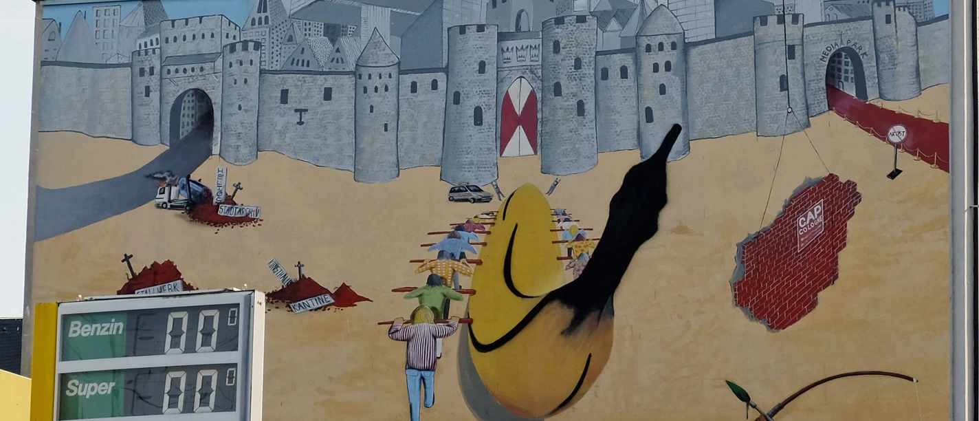 Mural Wandgemälde mit surrealen Stadtansichten, gotischen Türmen und Banane in Köln.