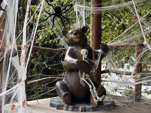 Halloween Bär mit Skelett