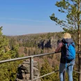 Johanniswacht im Bielatal Eine Frau betrachtet von einem Aussichtspunkt die beeindruckenden Felsen des Bielatals in Sachsen.