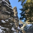 Bielatal Felsige Schlucht mit schneebedeckten Formationen und hohen Kiefern unter klarem, blauem Himmel.Rocky gorge with snow-covered formations and tall pines under a clear blue sky.Skalnatá soutěska se zasněženými útvary a vysokými borovicemi pod jasnou modrou oblohou.Skalisty wąwóz z pokrytymi śniegiem formacjami i wysokimi sosnami pod czystym, błękitnym niebem.Rotskloof met besneeuwde formaties en hoge dennenbomen onder een helderblauwe hemel.Gola rocciosa con formazioni innevate e alti pini sotto un cielo azzurro e limpido.