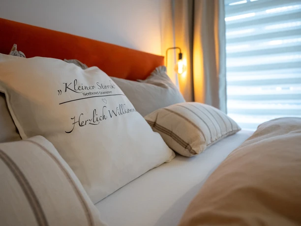 Kleiner Storch_Hüde_Hotel_Kissen-beschriftet