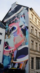 Mural Abstrakte farbenfrohe Graffiti-Kunstwerke bedecken die Fassade eines mehrstöckigen Hauses, Köln.