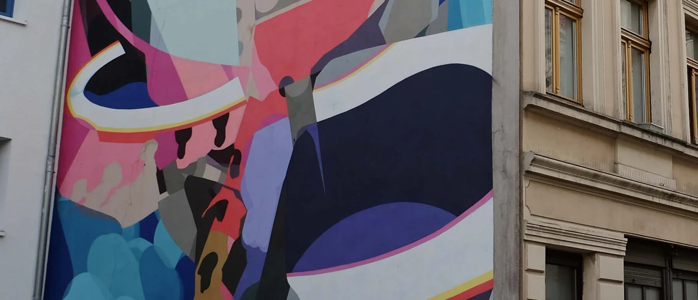 Mural Abstrakte farbenfrohe Graffiti-Kunstwerke bedecken die Fassade eines mehrstöckigen Hauses, Köln.