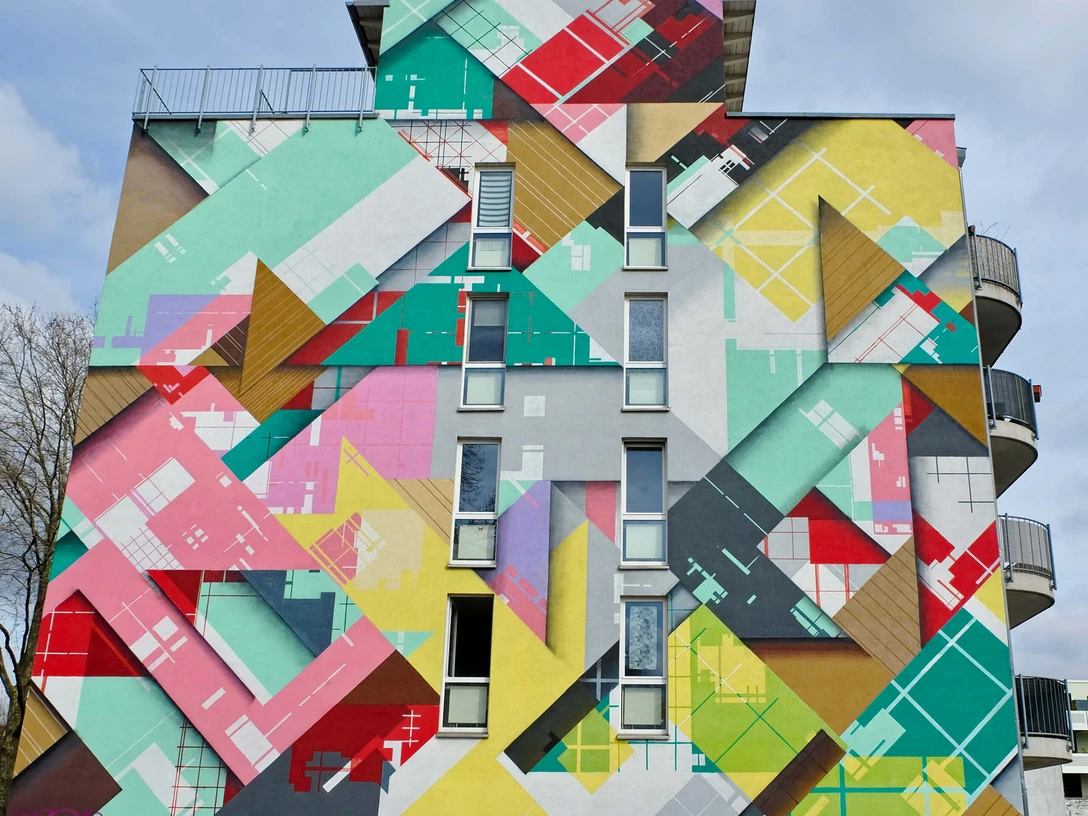 Mural Buntes geometrisches Wandbild an einem Hochhaus mit leuchtenden Farben und abstrakten Formen.Colorful geometric mural on a high-rise building with bright colors and abstract shapes.
