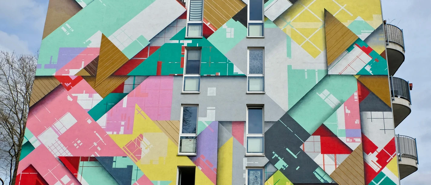 Mural Buntes geometrisches Wandbild an einem Hochhaus mit leuchtenden Farben und abstrakten Formen.