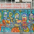 Mural Das Bild zeigt eine bunte Wand voller fantasievoller Graffiti-Figuren am Barbarossaplatz in Köln.The picture shows a colorful wall full of imaginative graffiti figures at Barbarossaplatz in Cologne.