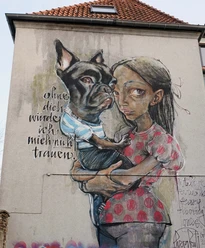 Mural Ein Mural zeigt ein Mädchen, das einen Hund liebevoll umarmt. Daneben steht der Text: „ohne dich würde ich mich nicht trauen.“
