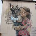 Mural Ein Mural zeigt ein Mädchen, das einen Hund liebevoll umarmt. Daneben steht der Text: „ohne dich würde ich mich nicht trauen.“One mural shows a girl lovingly hugging a dog. Next to it is the text: "Without you, I wouldn't dare."