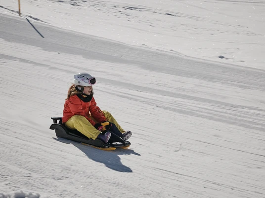 Winter_Schlitteln_Kind_LTAG_BB