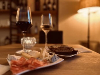 Lounge_Plaettli mit Wein