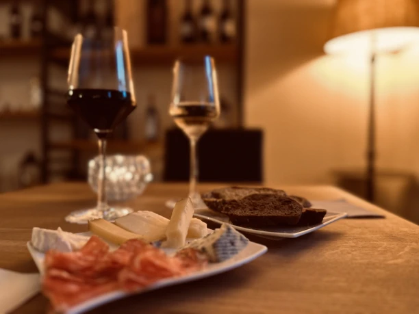 Lounge_Plaettli mit Wein