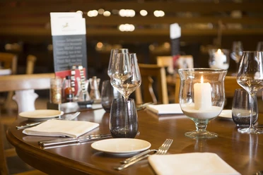 Lenzburg_Ochsen_Restauranttisch