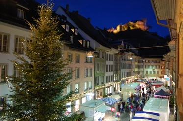 Lenzburg_Chlausmärt_Rathausgasse