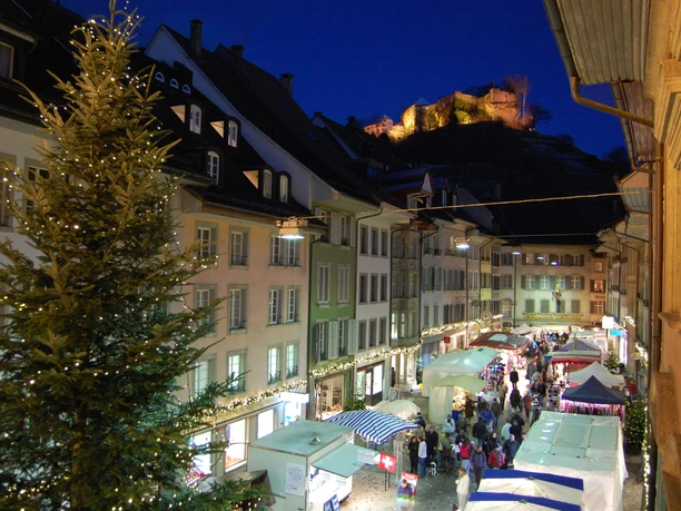 Lenzburg_Chlausmärt_Rathausgasse