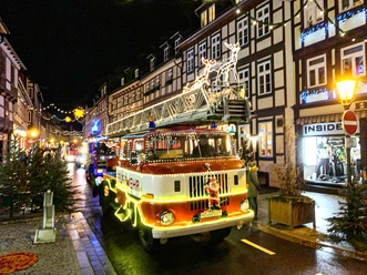 Lichterfahrt Feuerwehrmuseum copyright Frank Häusler.jpg Beleuchteter Feuerwehr-Oldtimer bei der Lichterfahrt in Wernigerodes Fachwerkstraße.