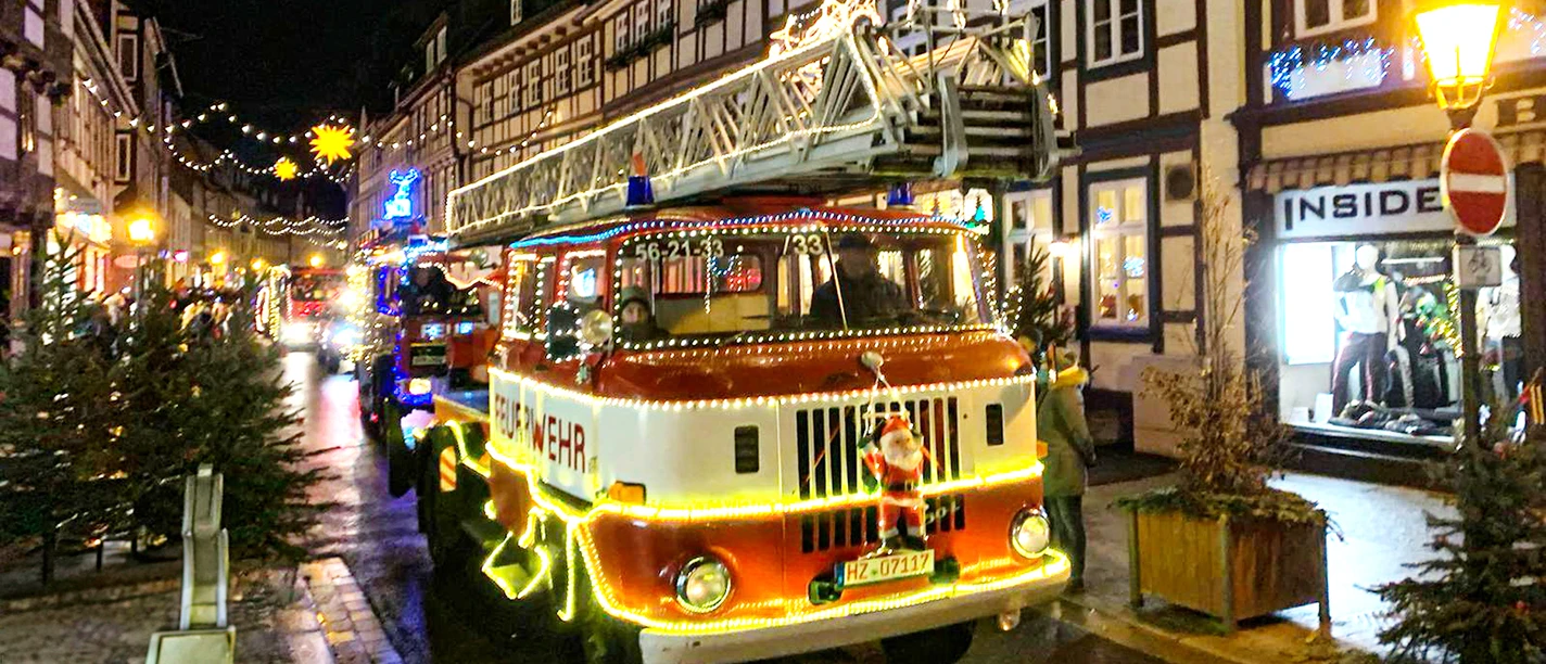 Lichterfahrt Feuerwehrmuseum copyright Frank Häusler.jpg Beleuchteter Feuerwehr-Oldtimer bei der Lichterfahrt in Wernigerodes Fachwerkstraße.