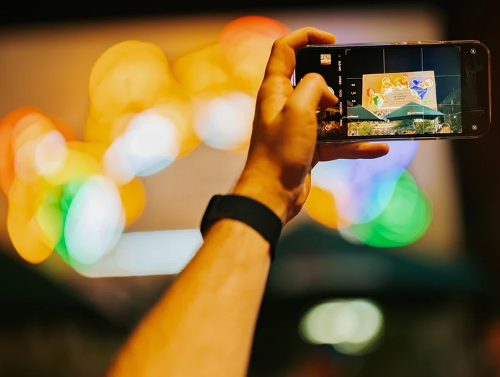 Supporting programme "Löffelfamilie" at Feinkost for your meeting & conference in Leipzig Rahmenprogramm Blick druch Handykamera auf die beleuchtete Reklame Löffelfamilie auf dem Gelände der Feinkost für Tagung & Konferenz Leipzig ConventionSupporting programme View through cell phone camera of the "Löffelfamilie" neon sign at the area of Feinkost for meeting & conference Leipzig convention