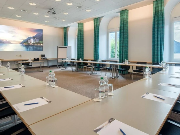 Heller Seminarraum im Seehotel Waldstätterhof mit U-Tafel und Blick auf See und Berge