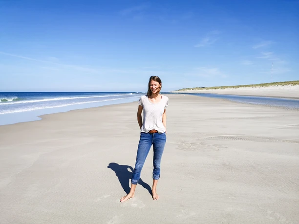 Portrait von Johanna Katzera am Strand