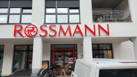 Rossmann-Außen.jpg