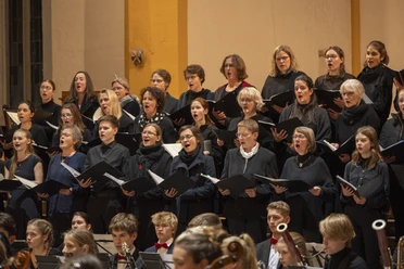 Kammerchor und Orchester 2023 in der Stadtkirche Jena Kammerchor und Mitglieder des Jugendsinfonieorchester
