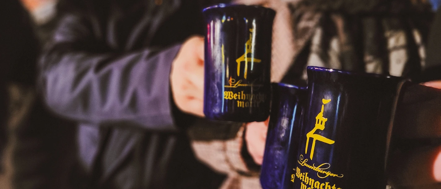 Anstoßen auf dem Weihnachtsmarkt