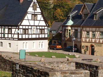 Hotel Saigerhütte - im Vordergrund die lange Hütte
