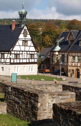 Hotel Saigerhütte - im Vordergrund die lange Hütte