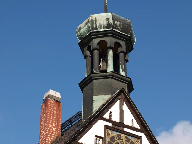 Große Schlaguhr an der Hüttenschänke in der Saigerhütte