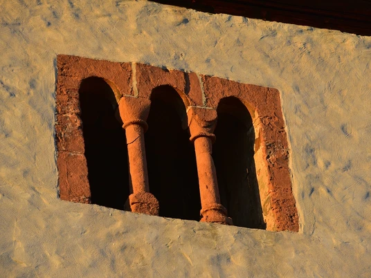 Romanisches Detail am Frießnitzer Kirchturm