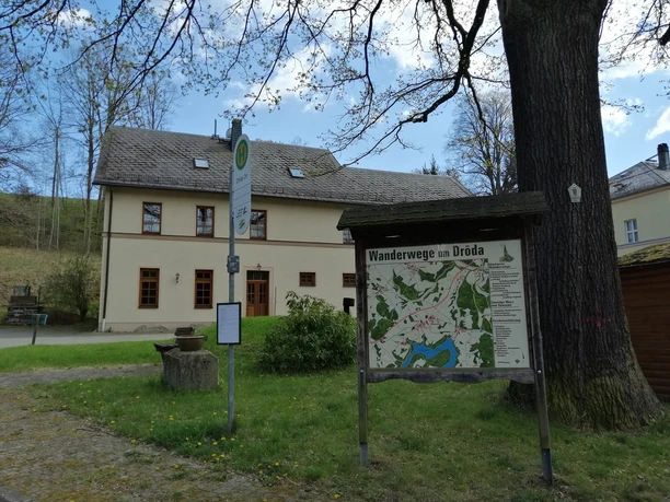 Bushaltestelle an der Kirche Dröda mit Wanderkarte