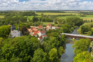 Ansicht von Wünschendorf mit der Veitskirche und Holzbrücke