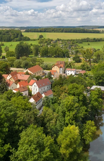 Ansicht von Wünschendorf mit der Veitskirche und Holzbrücke