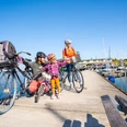 Fahrradausflug mit der Familie am Hafen Zöbigker