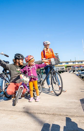 Fahrradausflug mit der Familie am Hafen Zöbigker