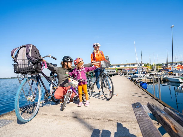 Fahrradausflug mit der Familie am Hafen Zöbigker