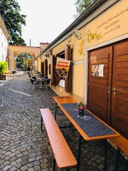 Sitzplätze vor dem Weincafé „Anno 1272“