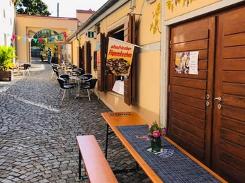 Sitzplätze vor dem Weincafé „Anno 1272“