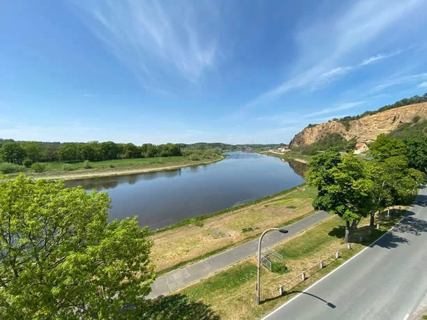 Lage des Weingutes direkt an der Elbe Lage des Weingutes direkt an der Elbe