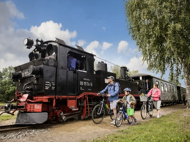 Radfahrer vor der Döllnitzbahn