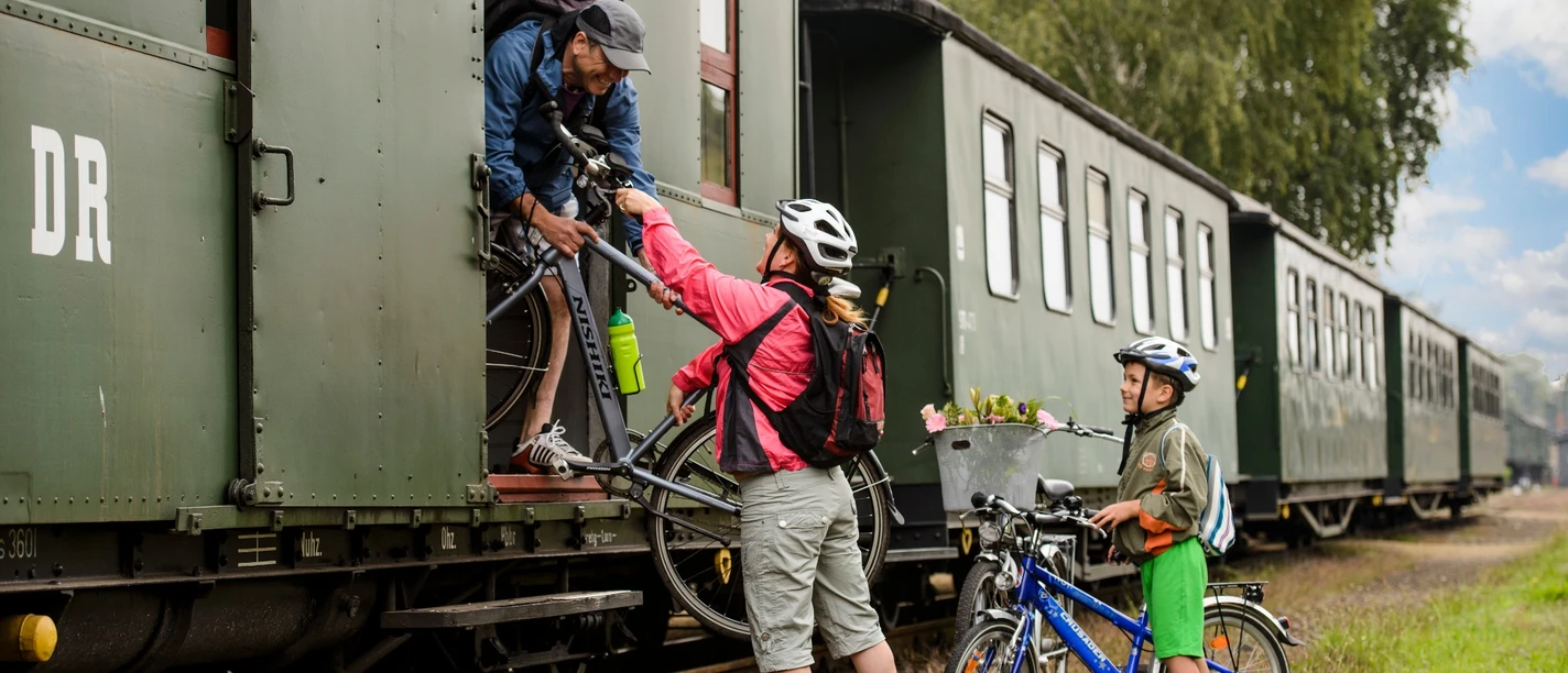 Zustieg in die Döllnitzbahn "Wilder Robert"