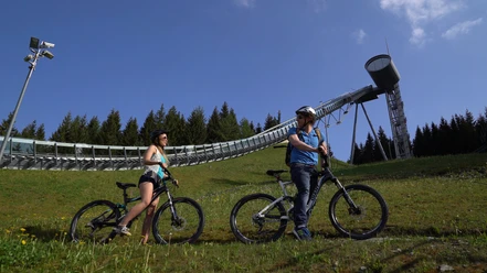 Radfahrer an der Vogtland Arena Klingenthal