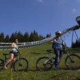 Radfahrer an der Vogtland Arena Klingenthal