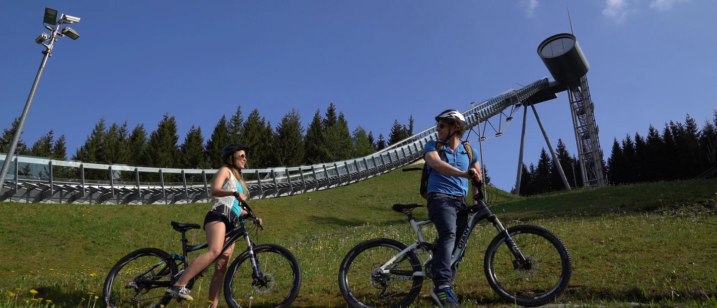 Radfahrer an der Vogtland Arena Klingenthal